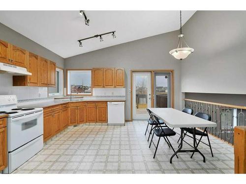 15 Hagerman Road, Sylvan Lake, AB - Indoor Photo Showing Kitchen