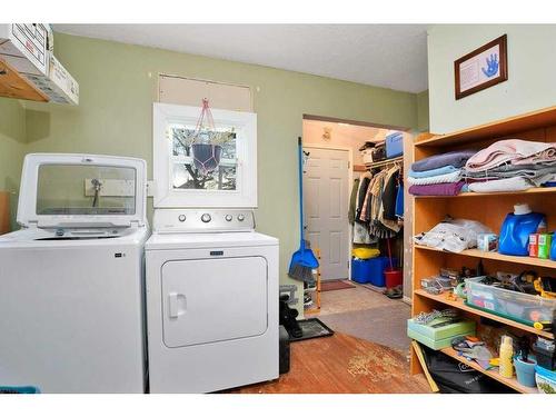 5039 46 Street North, Innisfail, AB - Indoor Photo Showing Laundry Room