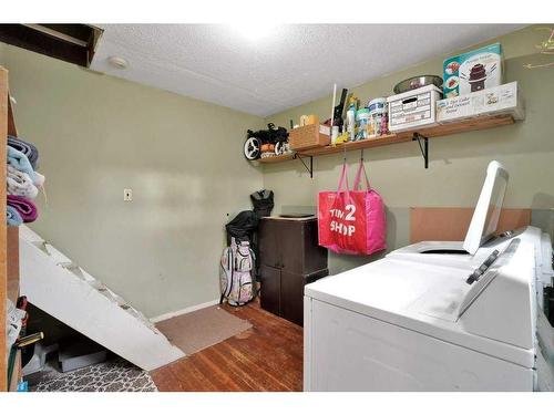 5039 46 Street North, Innisfail, AB - Indoor Photo Showing Laundry Room