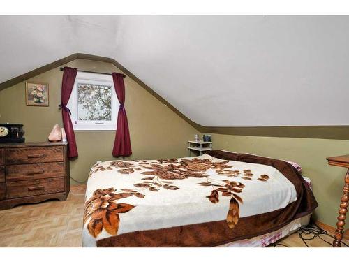 5039 46 Street North, Innisfail, AB - Indoor Photo Showing Bedroom