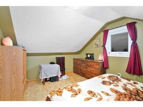 5039 46 Street North, Innisfail, AB - Indoor Photo Showing Bedroom