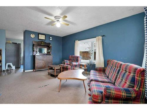 5039 46 Street North, Innisfail, AB - Indoor Photo Showing Living Room