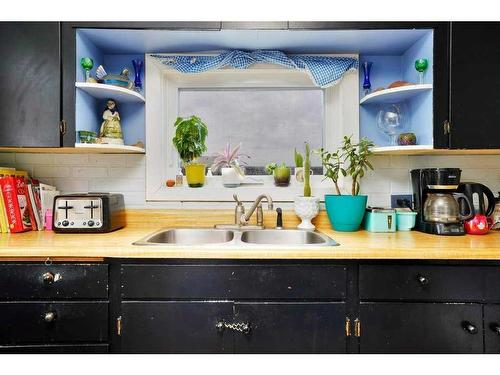 5039 46 Street North, Innisfail, AB - Indoor Photo Showing Kitchen With Double Sink