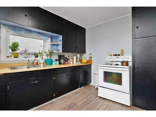 5039 46 Street North, Innisfail, AB - Indoor Photo Showing Kitchen With Double Sink