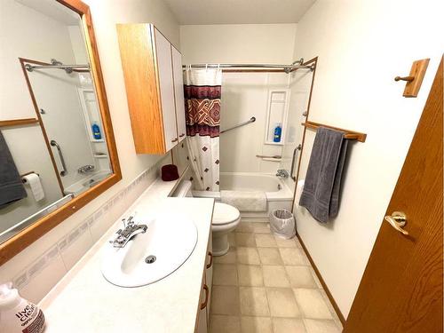 A-4821 54 Street, Camrose, AB - Indoor Photo Showing Bathroom