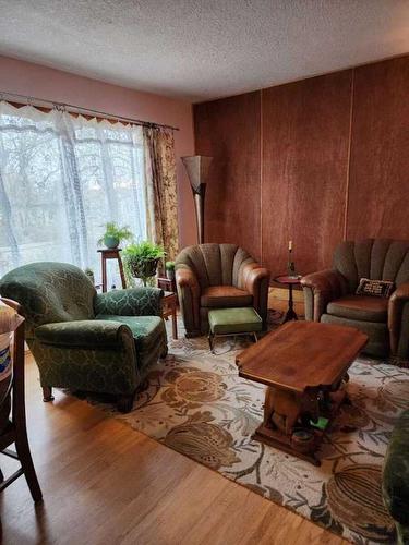 221 Center Avenue Ne, Milk River, AB - Indoor Photo Showing Living Room