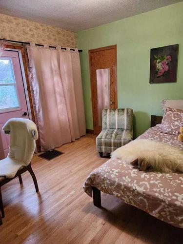 221 Center Avenue Ne, Milk River, AB - Indoor Photo Showing Bedroom