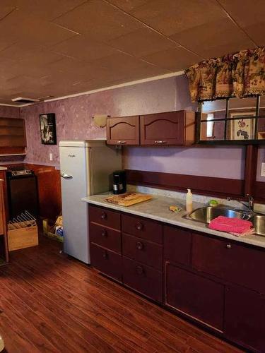 221 Center Avenue Ne, Milk River, AB - Indoor Photo Showing Kitchen With Double Sink