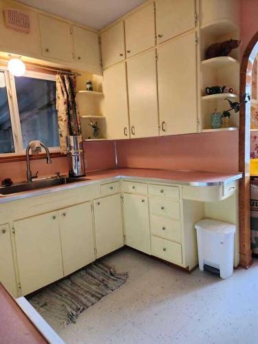 221 Center Avenue Ne, Milk River, AB - Indoor Photo Showing Bathroom