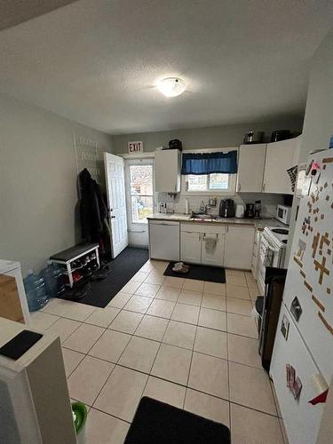 4120-4120 50 Street, Red Deer, AB - Indoor Photo Showing Kitchen