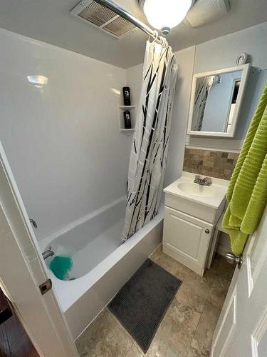 4120-4120 50 Street, Red Deer, AB - Indoor Photo Showing Bathroom