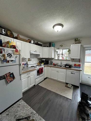 4120-4120 50 Street, Red Deer, AB - Indoor Photo Showing Kitchen With Double Sink