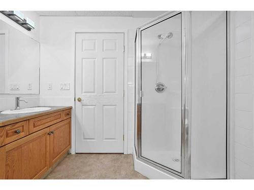 324-5300 48 Street, Red Deer, AB - Indoor Photo Showing Bathroom