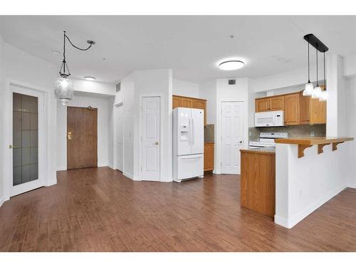 324-5300 48 Street, Red Deer, AB - Indoor Photo Showing Kitchen