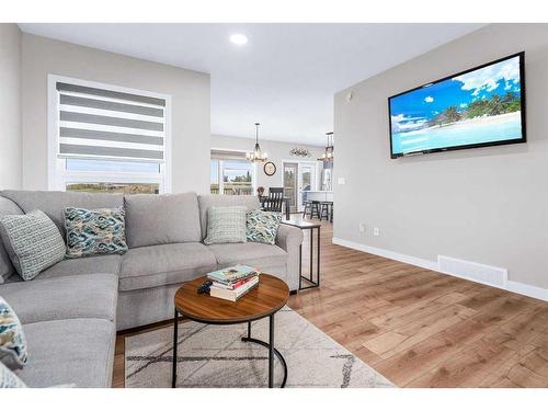 18 Metcalf Way, Lacombe, AB - Indoor Photo Showing Living Room