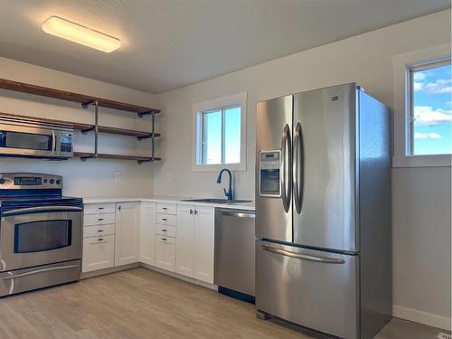 5204 51St Avenue, Alix, AB - Indoor Photo Showing Kitchen