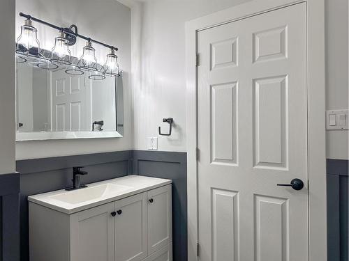 5204 51St Avenue, Alix, AB - Indoor Photo Showing Bathroom