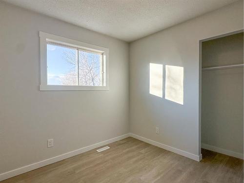 5204 51St Avenue, Alix, AB - Indoor Photo Showing Other Room