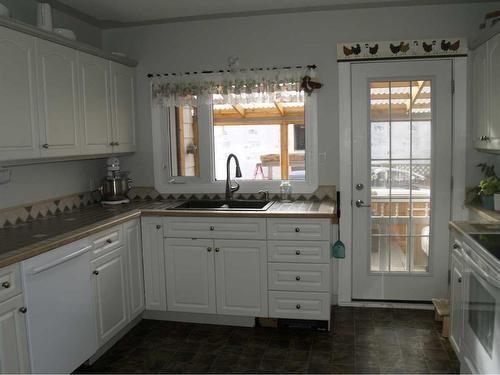 5050 56 Street, Lacombe, AB - Indoor Photo Showing Kitchen With Double Sink