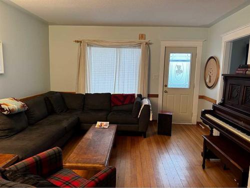 5050 56 Street, Lacombe, AB - Indoor Photo Showing Living Room