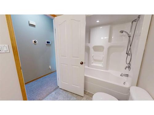 38135 Rr 20-1, Rural Stettler No. 6, County Of, AB - Indoor Photo Showing Bathroom