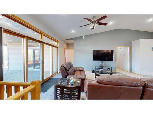 38135 Rr 20-1, Rural Stettler No. 6, County Of, AB - Indoor Photo Showing Living Room