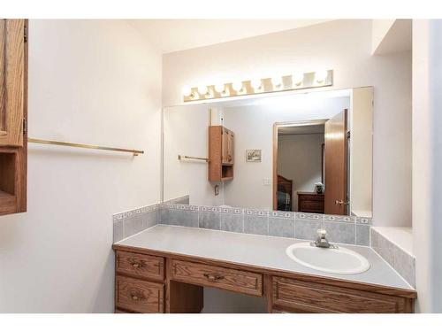 72 Hathaway Lane, Lacombe, AB - Indoor Photo Showing Bathroom