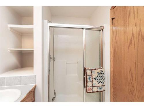 72 Hathaway Lane, Lacombe, AB - Indoor Photo Showing Bathroom