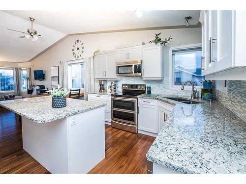 16 Duval Close, Red Deer, AB - Indoor Photo Showing Kitchen With Stainless Steel Kitchen With Double Sink With Upgraded Kitchen