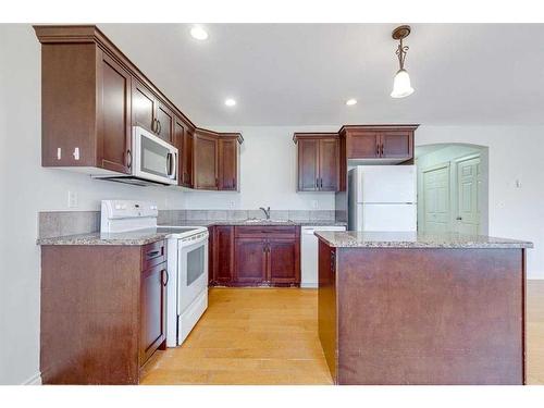 2-5511 54 Street, Ponoka, AB - Indoor Photo Showing Kitchen