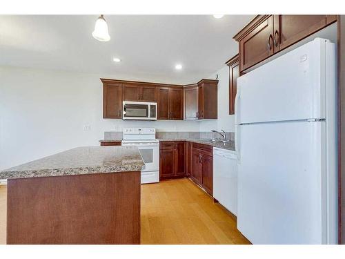 2-5511 54 Street, Ponoka, AB - Indoor Photo Showing Kitchen