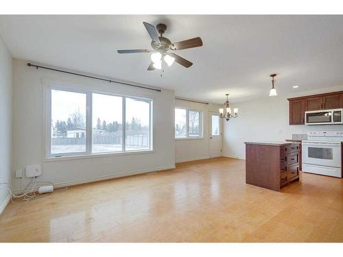 2-5511 54 Street, Ponoka, AB - Indoor Photo Showing Kitchen