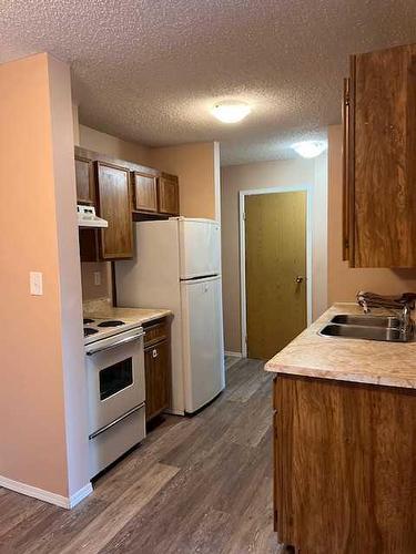 205-49 Bennett Street, Red Deer, AB - Indoor Photo Showing Kitchen