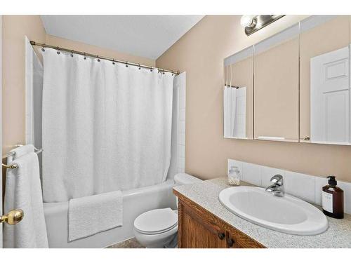 89 Lakeway Boulevard, Sylvan Lake, AB - Indoor Photo Showing Bathroom