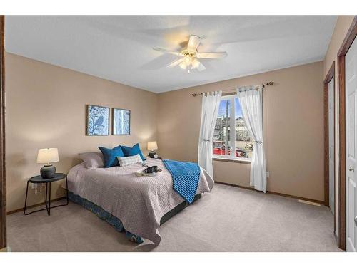 89 Lakeway Boulevard, Sylvan Lake, AB - Indoor Photo Showing Bedroom