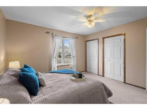 89 Lakeway Boulevard, Sylvan Lake, AB - Indoor Photo Showing Bedroom