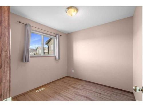 89 Lakeway Boulevard, Sylvan Lake, AB - Indoor Photo Showing Other Room