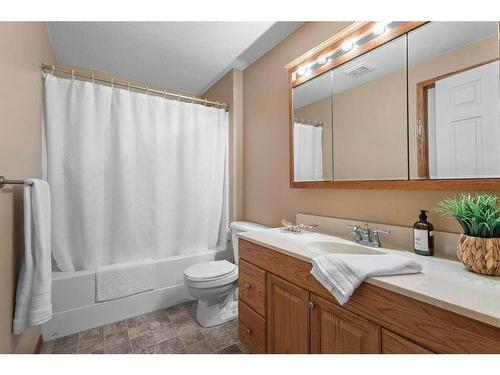 89 Lakeway Boulevard, Sylvan Lake, AB - Indoor Photo Showing Bathroom