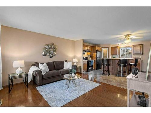 89 Lakeway Boulevard, Sylvan Lake, AB - Indoor Photo Showing Living Room