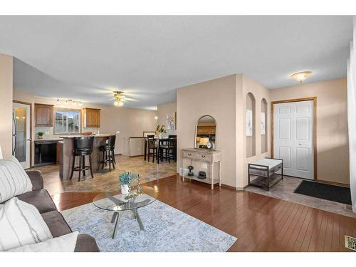 89 Lakeway Boulevard, Sylvan Lake, AB - Indoor Photo Showing Living Room