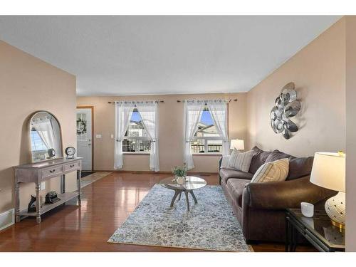 89 Lakeway Boulevard, Sylvan Lake, AB - Indoor Photo Showing Living Room