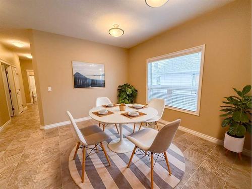 #2-5117 54 Avenue, Ponoka, AB - Indoor Photo Showing Dining Room