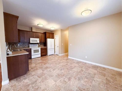 #2-5117 54 Avenue, Ponoka, AB - Indoor Photo Showing Kitchen