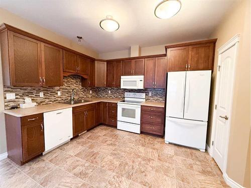 #2-5117 54 Avenue, Ponoka, AB - Indoor Photo Showing Kitchen