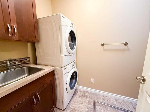 #2-5117 54 Avenue, Ponoka, AB - Indoor Photo Showing Laundry Room