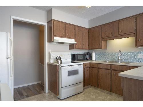 6103 50A, Stettler, AB - Indoor Photo Showing Kitchen