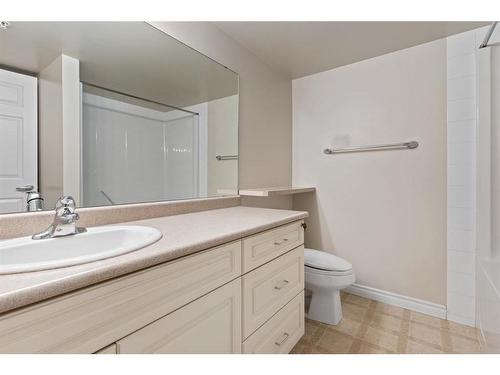 208-5419 49 Avenue, Camrose, AB - Indoor Photo Showing Bathroom