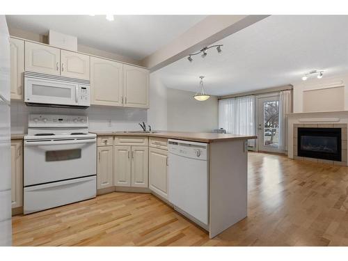 208-5419 49 Avenue, Camrose, AB - Indoor Photo Showing Kitchen