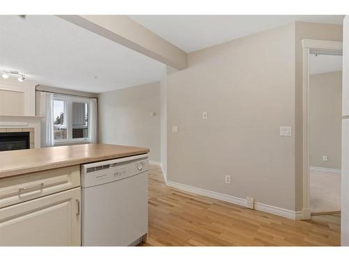 208-5419 49 Avenue, Camrose, AB - Indoor Photo Showing Kitchen