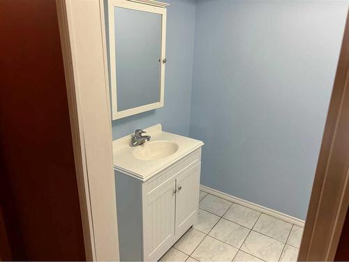 47 Mitchell Avenue, Red Deer, AB - Indoor Photo Showing Bathroom